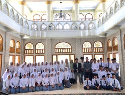 Dari kampus untuk Madrasah: 2 Mahasiswa MPI IAI AT-Taqwa sebagai pemateri public speaking di MA Darul Huda