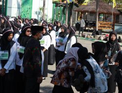 Mahasiswa jatuh Pingsan; Kaprodi Ekonomi Syariah Tanggap Beri Pertolongan Pertama Saat PKKMB